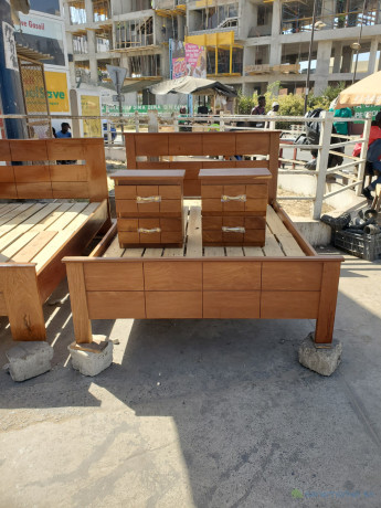 lit-de-deux-places-avec-deux-commodes-big-0