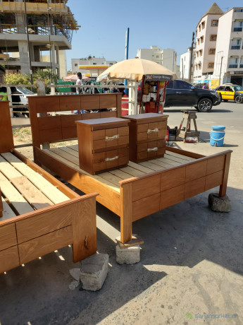lit-de-deux-places-avec-deux-commodes-big-1