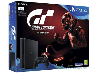 Sony PlayStation 4 Slim avec le jeu Gran Turismo Sport et un volant et pèdales Hori