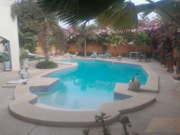 a-vendre-a-warang-une-superbe-villa-atypique-de-5-pieces-sur-un-terrain-de-612m2-joliment-arbore-a-10-minutes-a-pied-de-la-plage-big-1