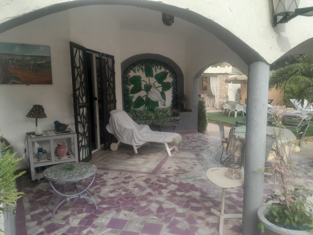 a-vendre-a-warang-une-superbe-villa-atypique-de-5-pieces-sur-un-terrain-de-612m2-joliment-arbore-a-10-minutes-a-pied-de-la-plage-big-0