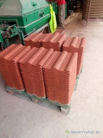 les-tuiles-permettent-de-recouvrir-et-proteger-efficacement-les-toitures-tout-en-renforcant-lisolation-thermique-des-maisons-big-4