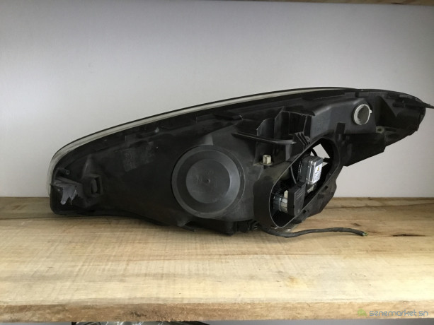 citroen-c4-picasso-1-phare-avant-droit-xenon-big-1