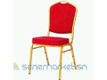 chaises-vip-bleues-et-rouges-small-1