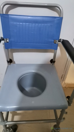 chaise-roulante-avec-pot-de-toilette-big-1