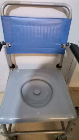 chaise-roulante-avec-pot-de-toilette-big-2