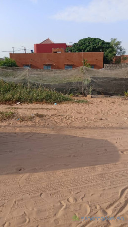 un-terrain-de-300-metres-carres-a-saly-big-2