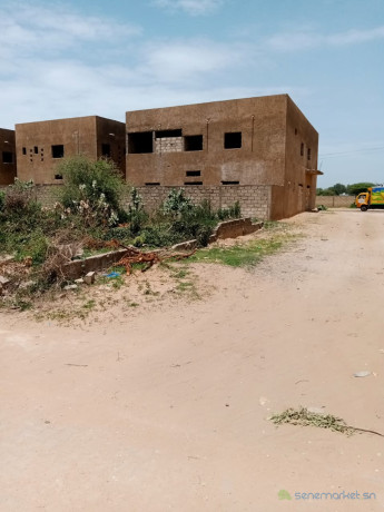 u-terrain-de-800-metres-carres-a-saly-big-3