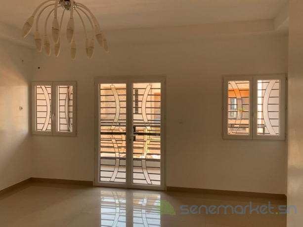 belle-villa-tres-spacieux-a-cite-mbackyou-fayeouakam-a-louer-big-2