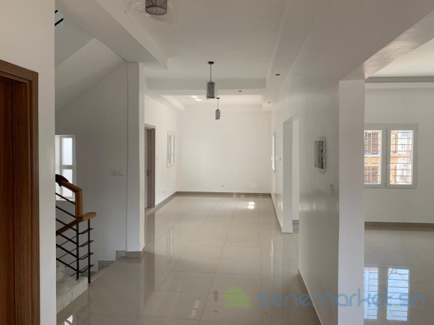 belle-villa-tres-spacieux-a-cite-mbackyou-fayeouakam-a-louer-big-1
