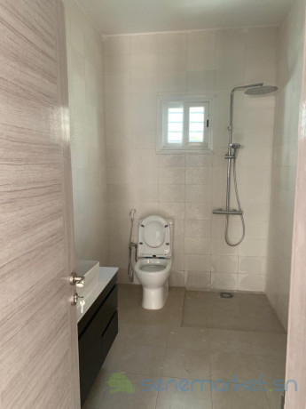 belle-villa-tres-spacieux-a-cite-mbackyou-fayeouakam-a-louer-big-3