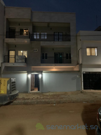 belle-villa-tres-spacieux-a-cite-mbackyou-fayeouakam-a-louer-big-0