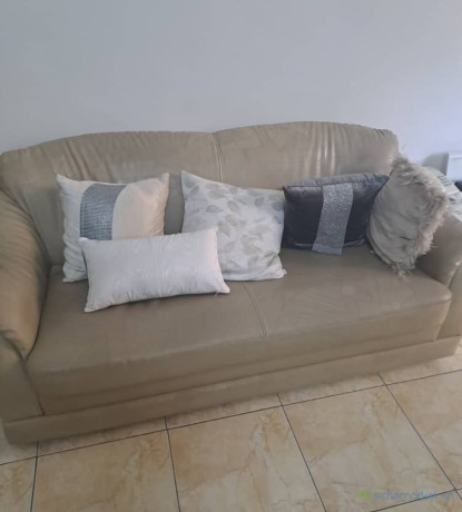 4-fauteuils-beiges-en-tres-bon-etat-a-vendre-une-opportunitee-a-ne-pas-rater-big-0