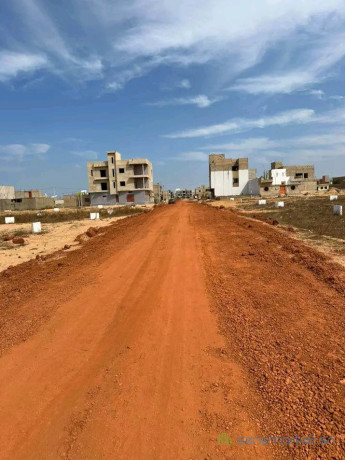 terrains-ndiakhirat-tf-indiv-moins-de-300m-route-big-0