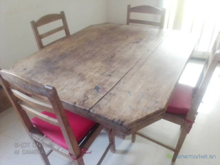 Table et 4 chaises artisanat provenance Madagascar