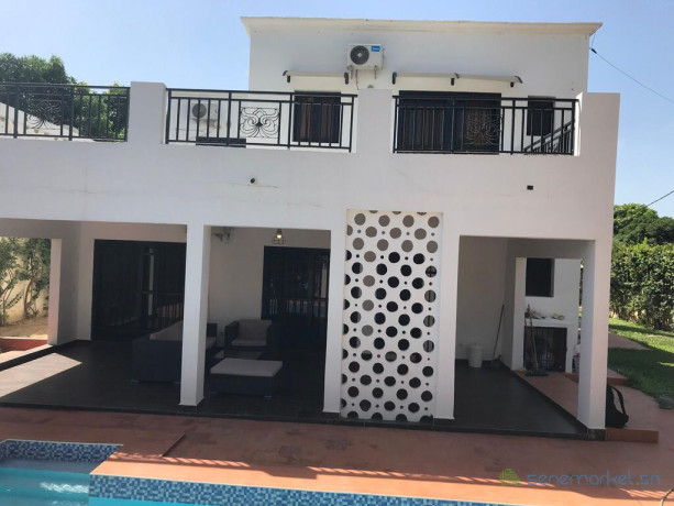 a-vendre-a-la-somone-une-tres-belle-villa-de-297m2-habitable-sur-un-terrain-de-751m2-big-0