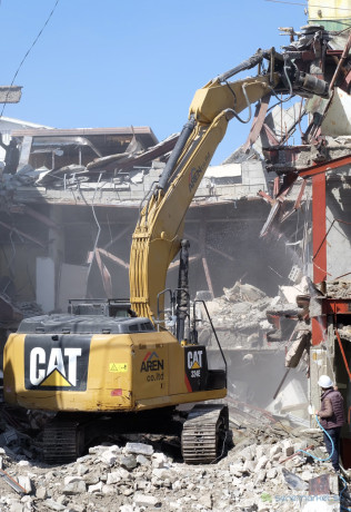 location-pelle-mecanique-avec-brh-pince-de-demolition-big-0