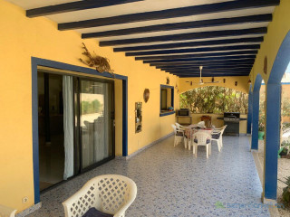 A vendre, à warang, une très belle propriété, sur un terrain de 1355m2 à 5 minutes à pied de la plage.