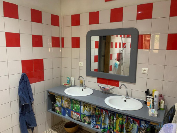 a-vendre-a-warang-une-tres-belle-propriete-sur-un-terrain-de-1355m2-a-5-minutes-a-pied-de-la-plage-big-4