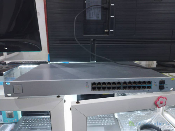 switch-ubiquiti-unifi-24-ports-big-0