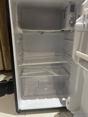 frigo-bar-sharp-avec-une-partie-congelateur-big-0
