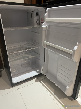 frigo-bar-sharp-avec-une-partie-congelateur-big-1