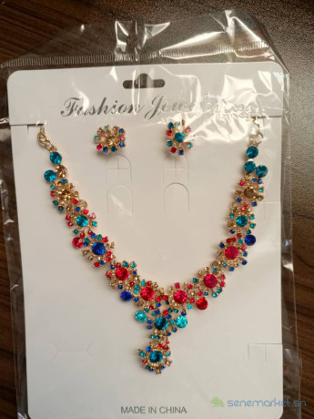 collier-et-boucle-doreille-pour-femme-big-0