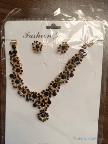 collier-et-boucle-doreille-pour-femme-big-2